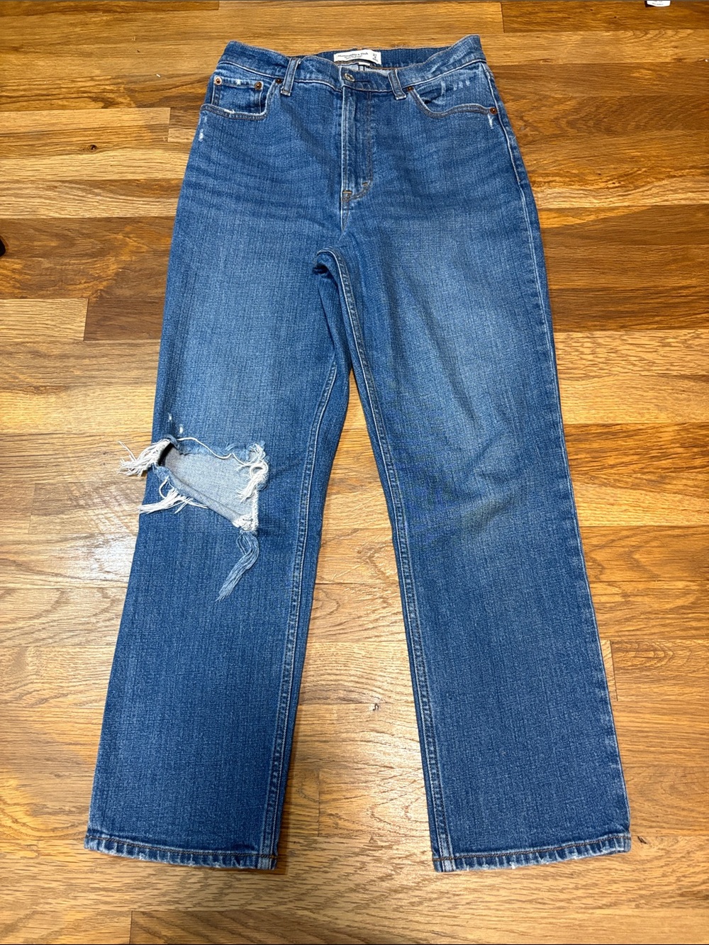 ABERCROMBIE & FITCH distressed ankle straight jeans